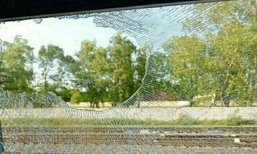 Подростки закидали камнями проезжающий поезд