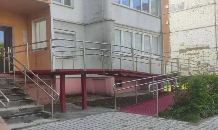 Мать инвалида через прокуратуру выбила пандус у подъезда
