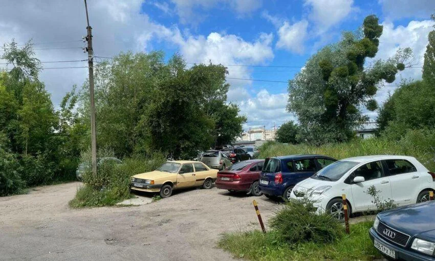 Жители Калязинской жалуются на автомобильный хаос