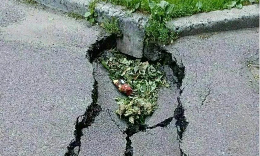 Дорожный провал пугает жителей