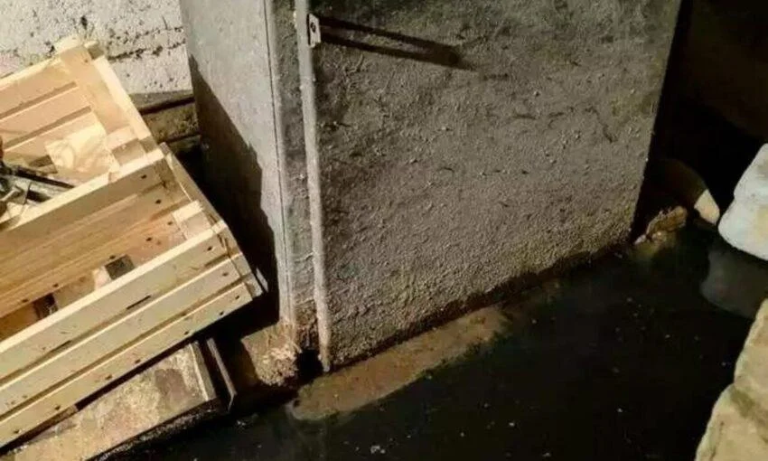 В Малом Исакове три дома уже год стоят по колено в фекалиях