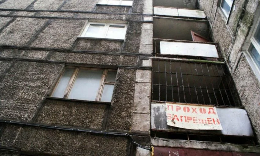 Падающий дом не могут снести уже полтора года