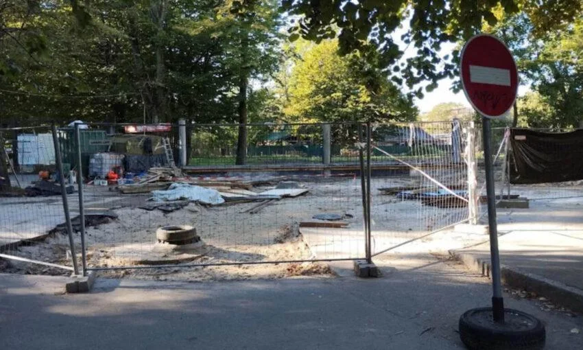 Дыру на ул. Чайковского заделают не раньше конца октября