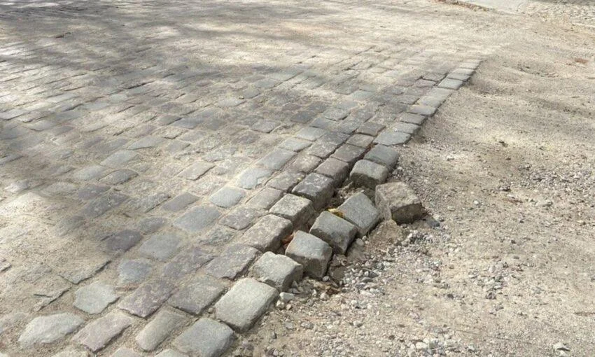 На проспекте Победы начала разрушаться брусчатка, уложенная всего два месяца назад