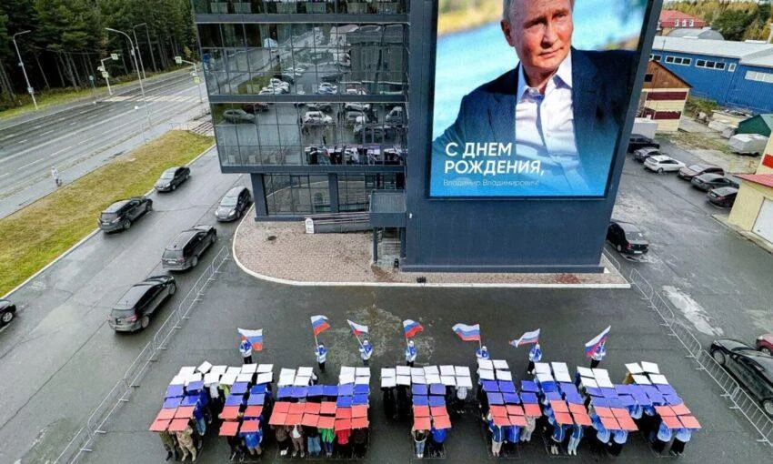 Чиновники получили методички, как правильно поздравлять Путина с днем рождения