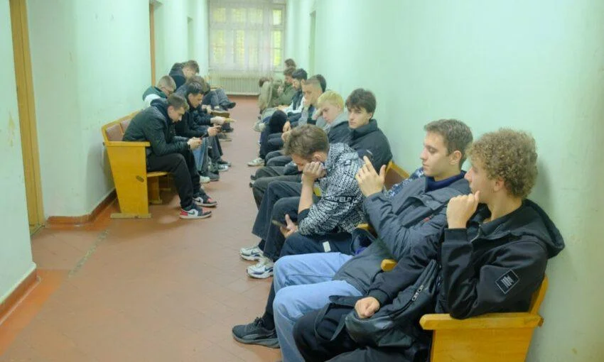 Более 400 человек хотят призвать в армию осенью