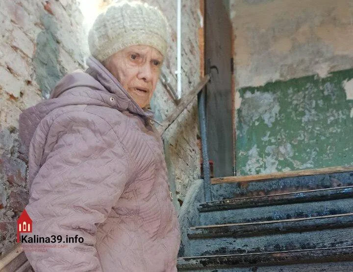 94‑летняя жительница Янтарного ползёт в&nbsp;свою квартиру из‑за&nbsp;аварийной лестницы